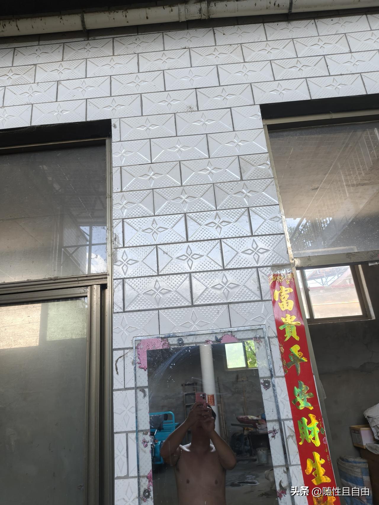 不看不知道，连我们的瓷砖都这么高级。每块瓷砖都是四叶草标志，这下完犊子了。路易威