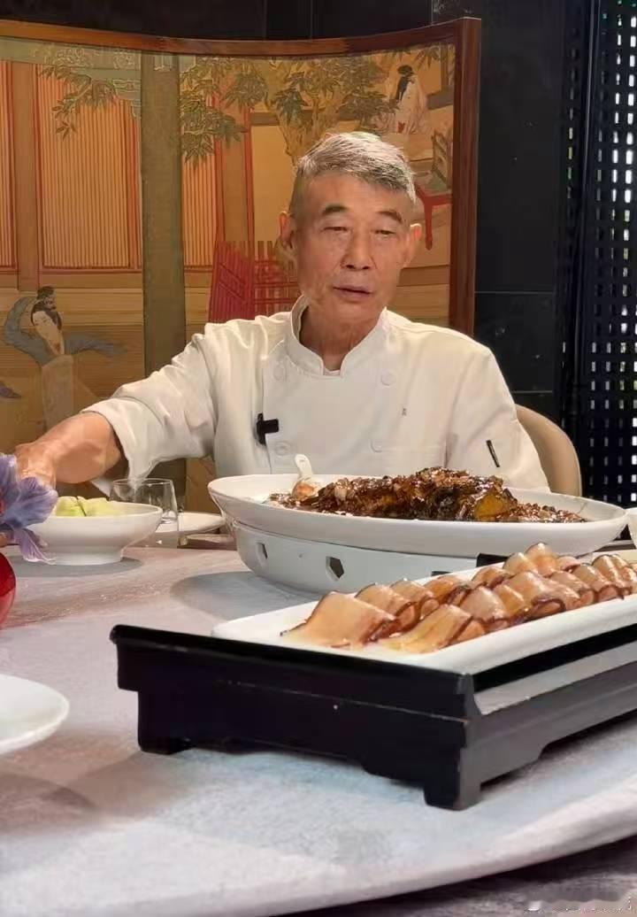 川菜老师傅把传承和托举具象化了看完这段师徒片段直接动容，陈小刚带伤坚持完成菜品，