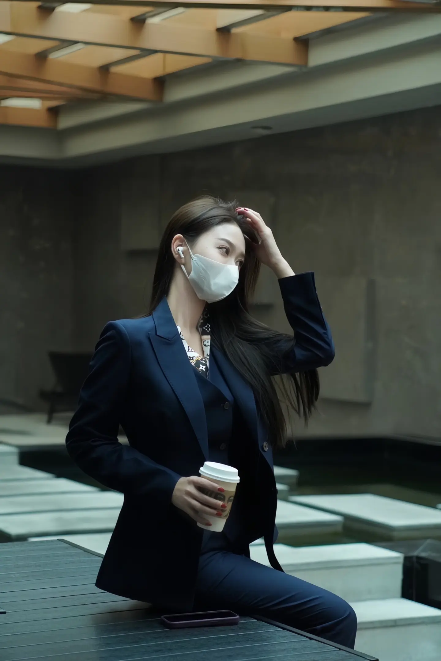 穿西装的女人。