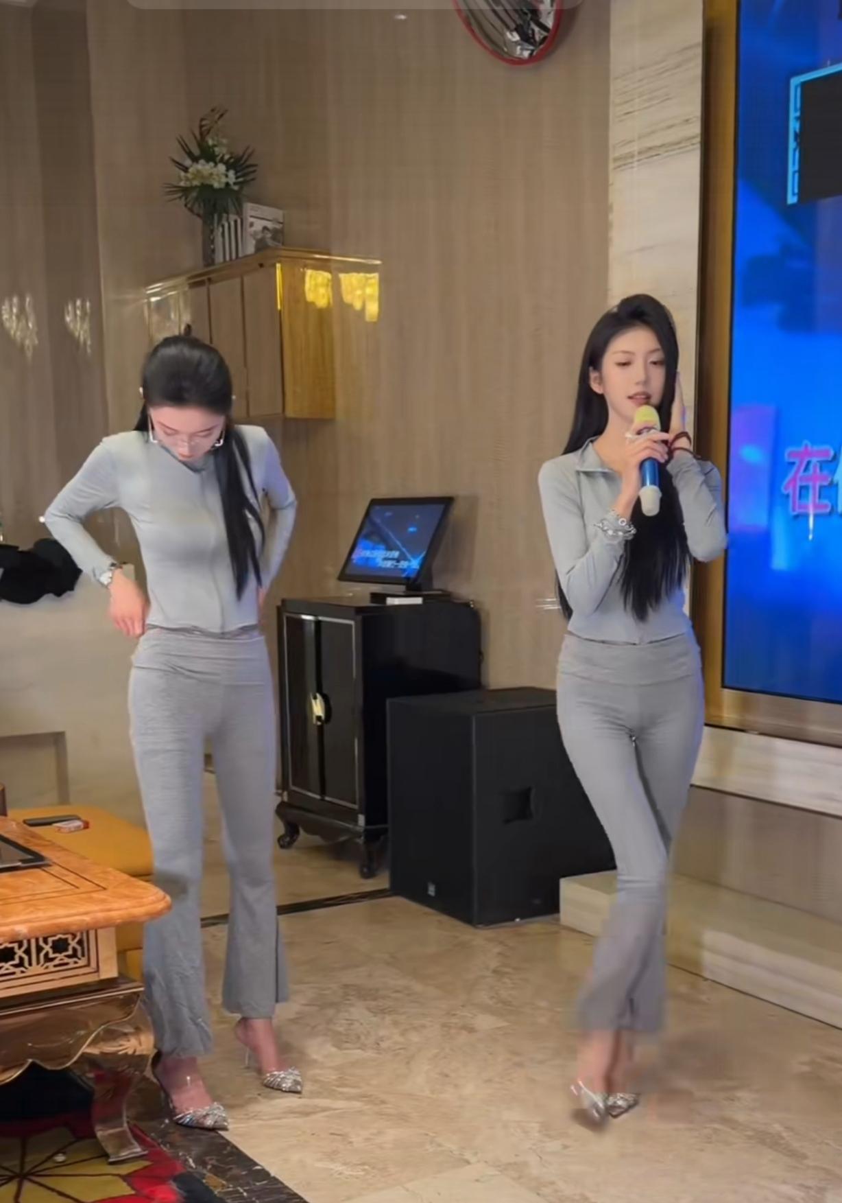 气死我了，我刚刚玩男朋友手机，里面居然有2个美女陪他一起唱歌！[发怒]
看这两个