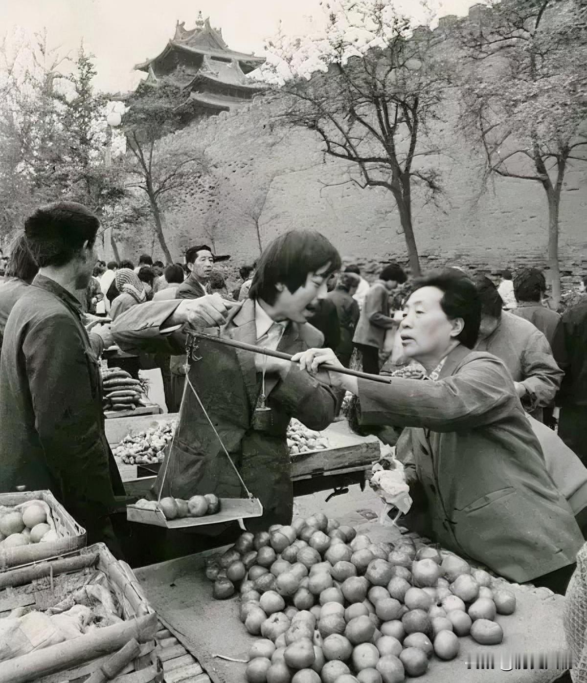 在热闹的东华门农贸市场里，顾客对商品分量心存疑虑，连忙凑近摊位，紧紧盯住秤杆仔细