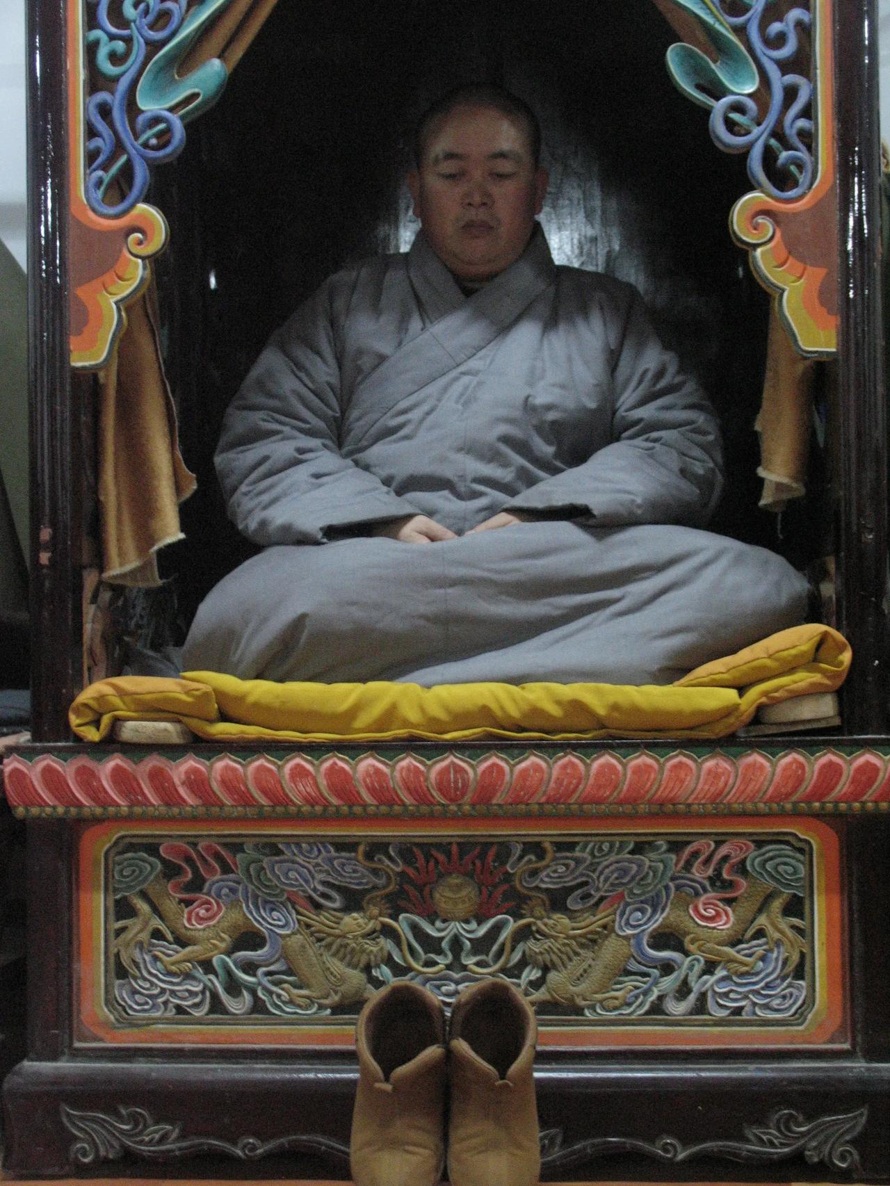 释永信这张照片，太有佛祖姿势了。他在佛祖眼皮底下玩得那么花，就不怕上天有眼么？说