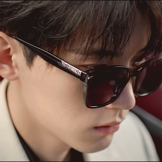 周翊然戴墨镜开跑车  周翊然上流社会精英感   周翊然白西装墨镜造型花絮vlog