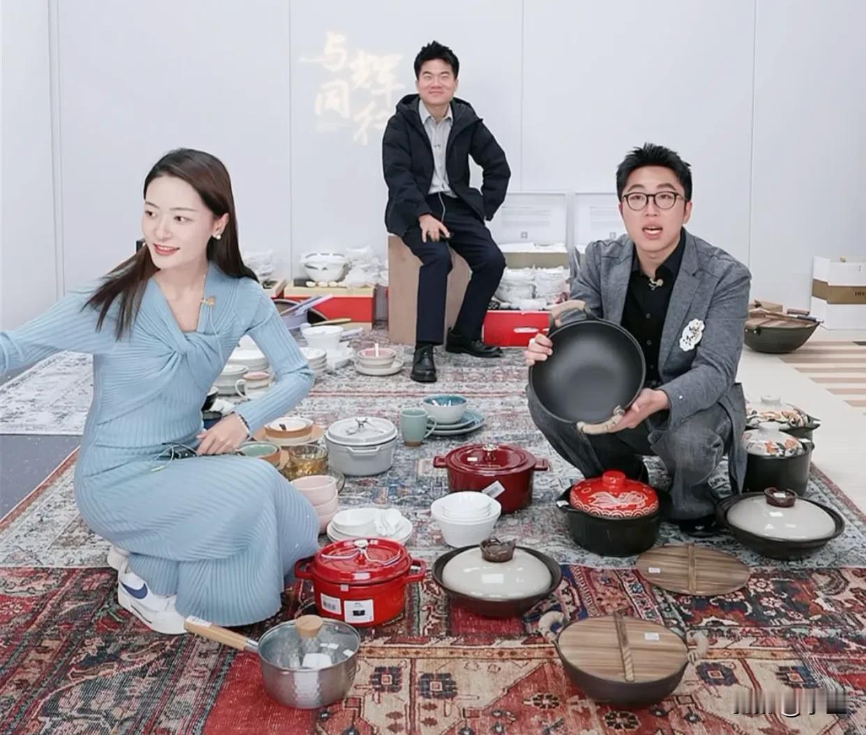 这画面也太逗了[呲牙]
董宇辉像那练摊儿的，还是负责收账的
汉森和安安在前面吆喝