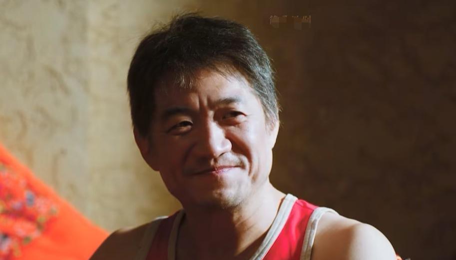 坐牢30年都没死，出狱24小时，编剧就把他写了。
你昨天还看他笨拙地跟着广场舞大