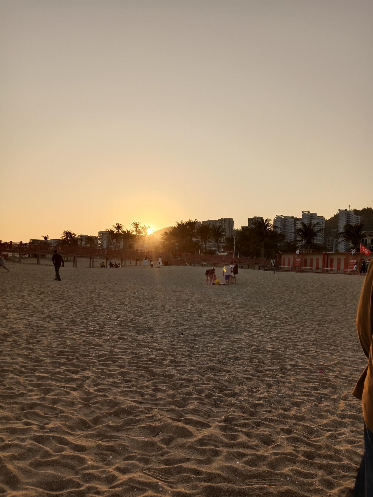 和爱人去旅游，那幸福感直接拉满！之前和老婆去了海边。到地儿后，我们手牵手漫步沙滩