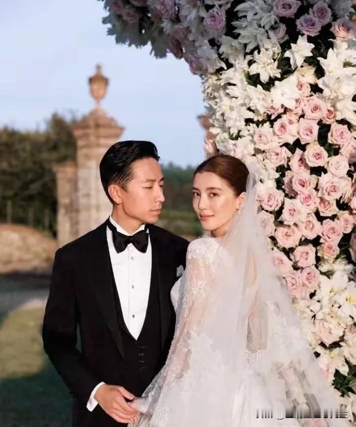 最近，吴千语与施伯雄的婚礼如同一股清新的春风，吹进了每个人的心田，特别是在意大利