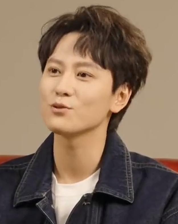 年代剧《小城大事》中，秦俊杰饰演的杜涛与赵丽颖饰演的李秋萍是一对恋人。秦俊杰曾提