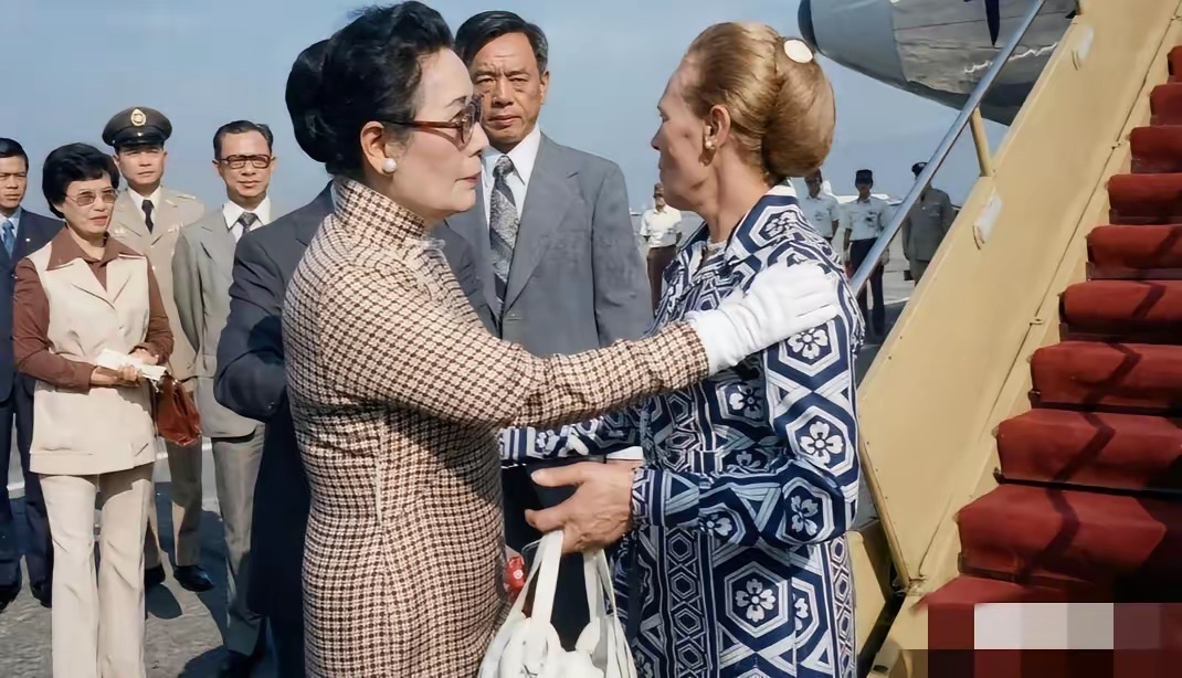 1975年，宋美龄赴美定居临行前，在飞机舷梯前与前来送别的儿媳蒋方良告别时的一幕