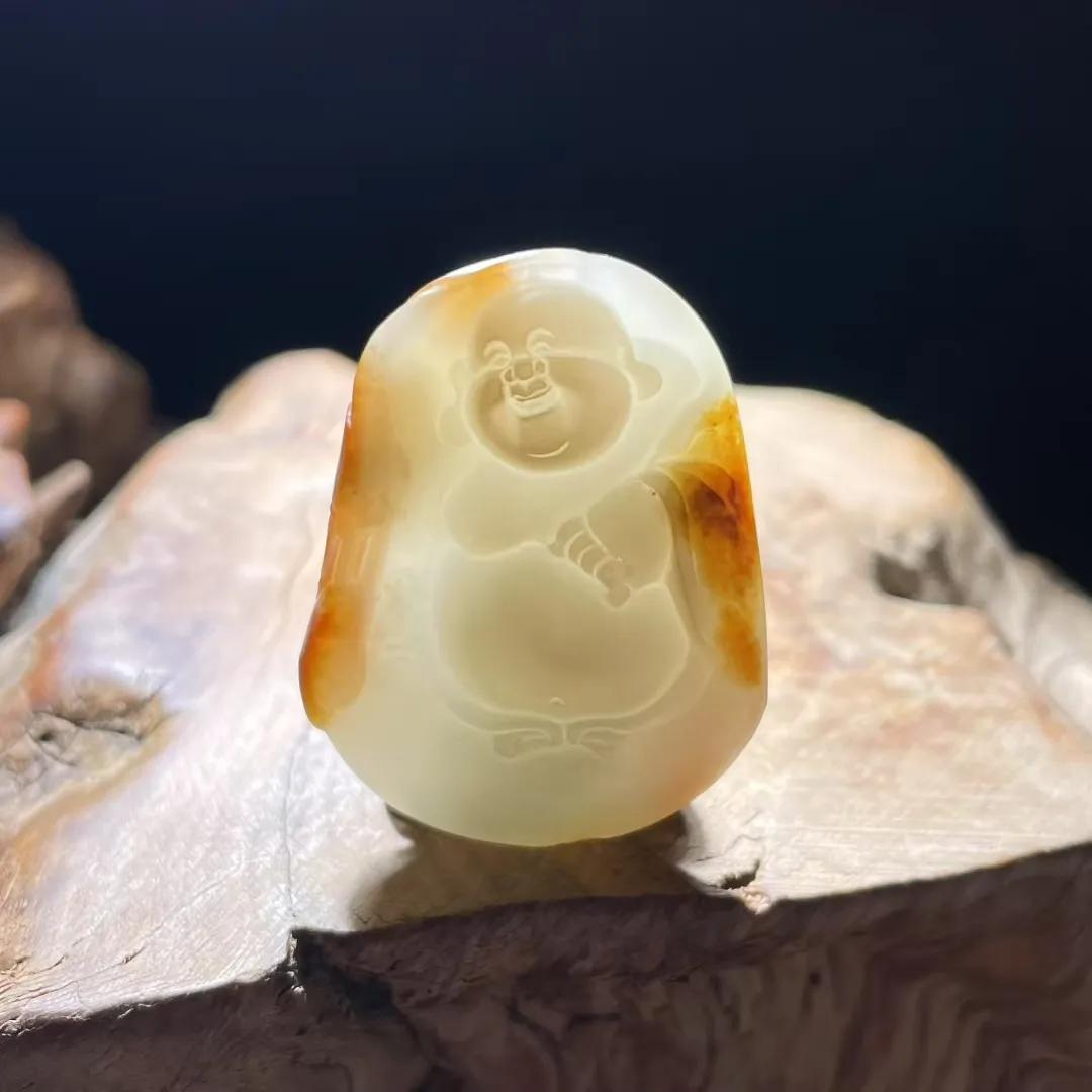 一眼万年！红皮白肉弥勒佛吊坠美炸了
 
老熟的聚红皮，是岁月馈赠的天然印章，明艳