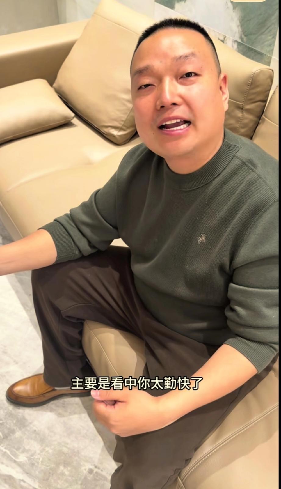 王晓举寻亲成功的昵称改成了王晓举，看来他和云南妈妈那边联系的少了，妈妈依然在收废
