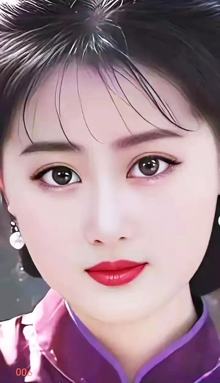 惊艳的眼妆，红唇与紫色衣裳的完美搭配，尽显优雅气质！💄👗✨