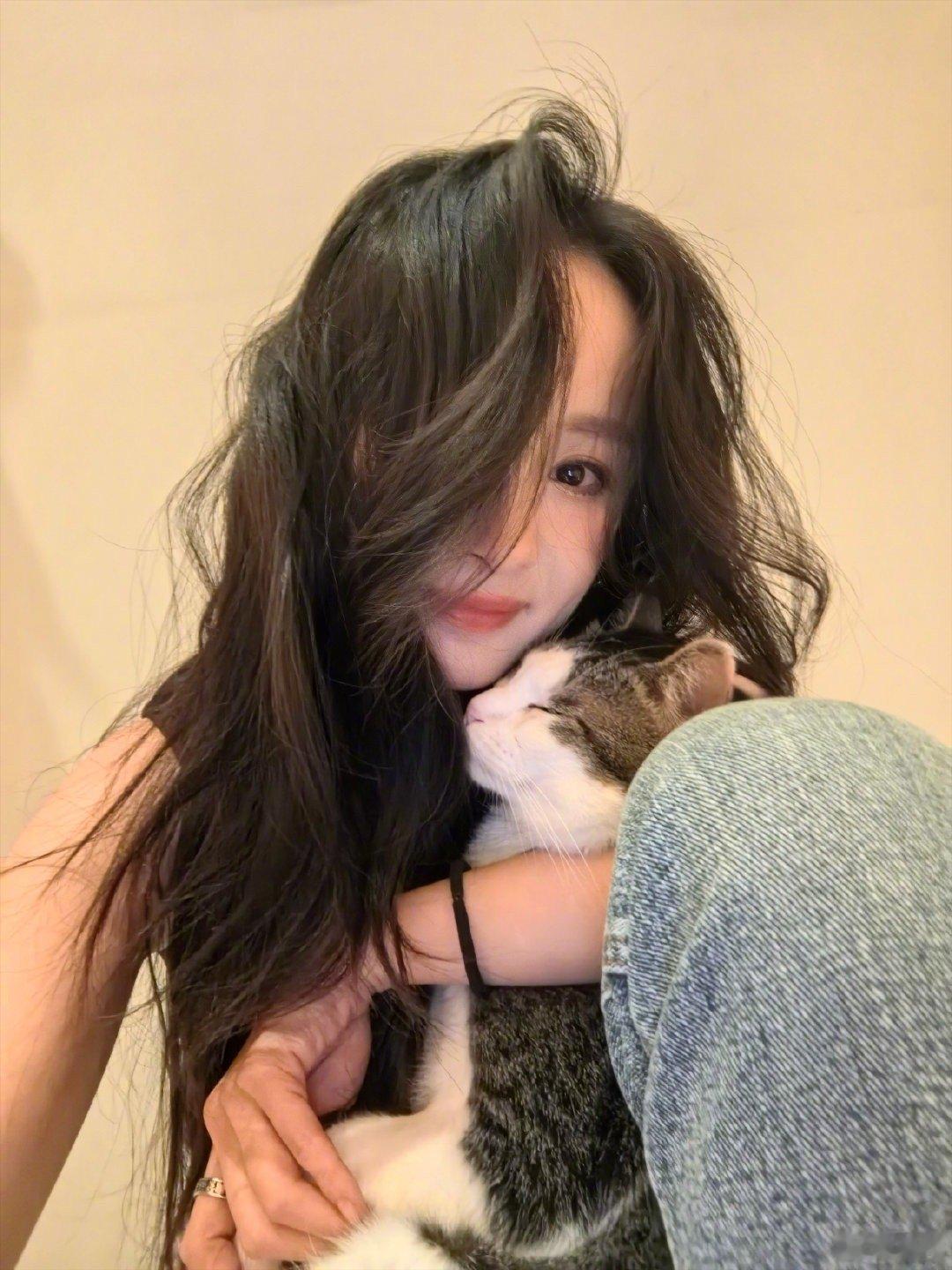 杨幂立夏营业，小猫贴贴杨幂小猫贴贴 ​​​