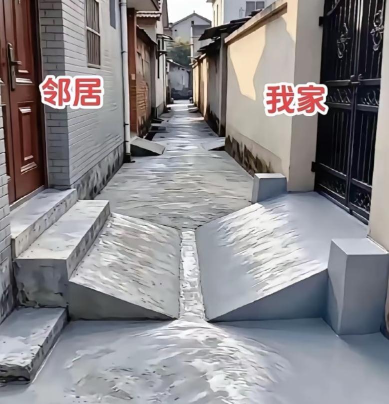 都说远亲不如近邻，看到这巷子我算是开眼界了。
两家修门口路面，你修一个斜坡，我也