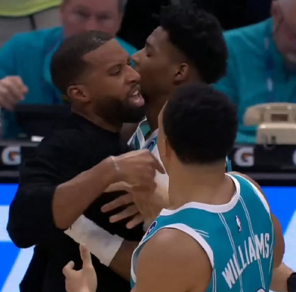 黄峰教练也被驱逐了 越大火气越大！格威被吹进攻犯规，黄蜂主帅怒喷裁判后被驱逐。本