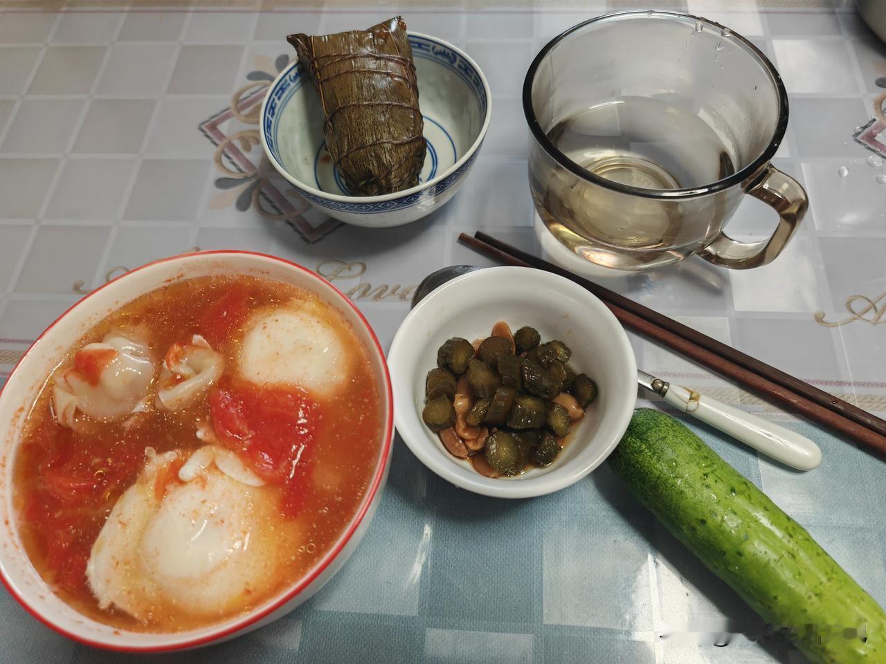 早餐吃什么？
早晨五点半起床，汤锅里烧开水，把西红柿洗净切块放在锅里，水烧开后关