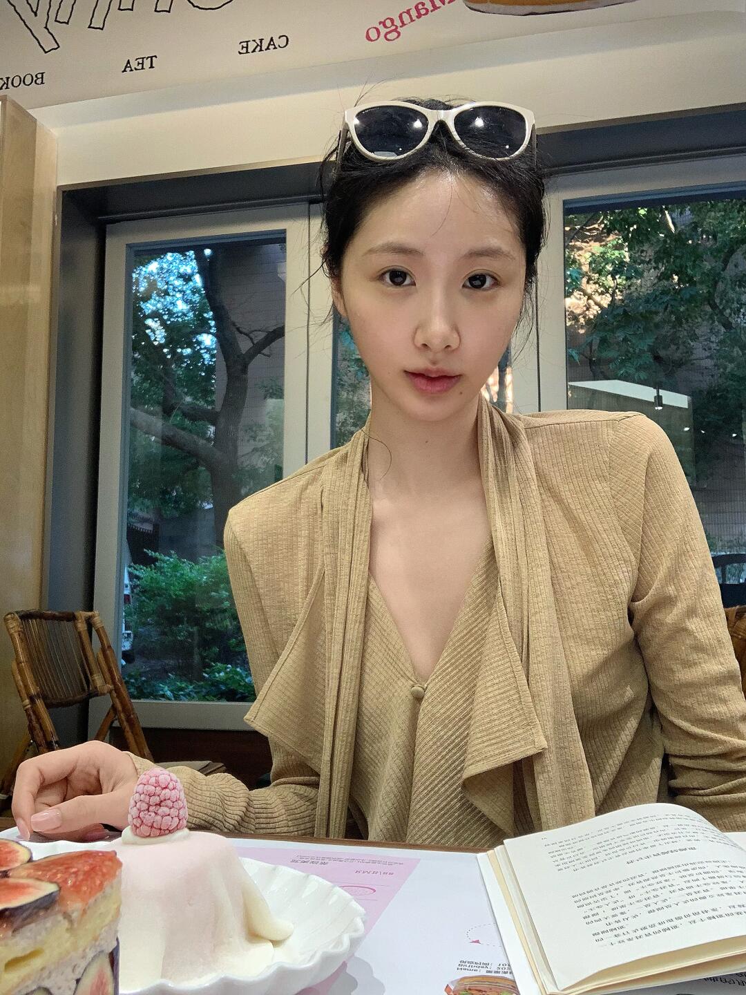 PLOG☕️🪟🦔੯‧̀͡⬮\素颜和浓妆两种人格