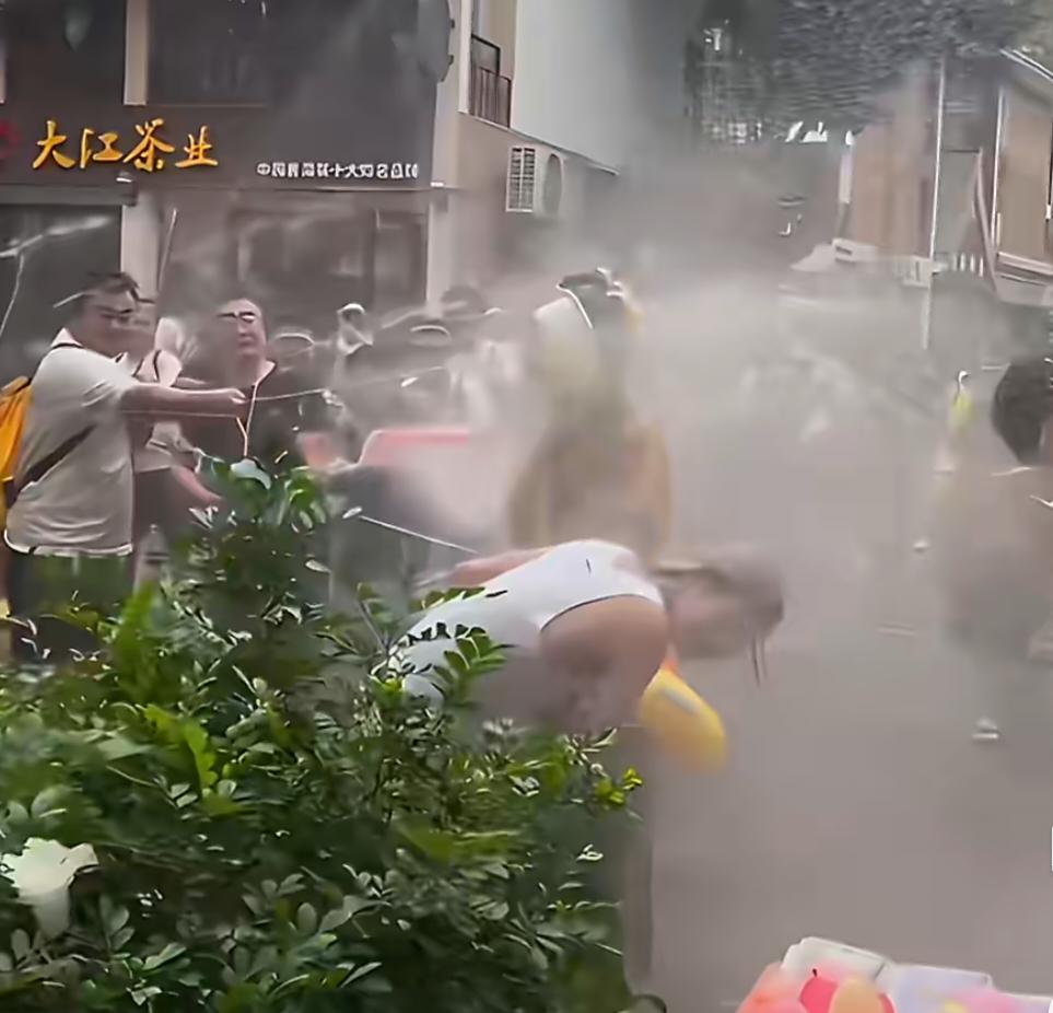 氧化菊 泼水节泼水节怎么越来越没轻没重，怎么会有人拿高压水枪对人喷水啊，这要是弄
