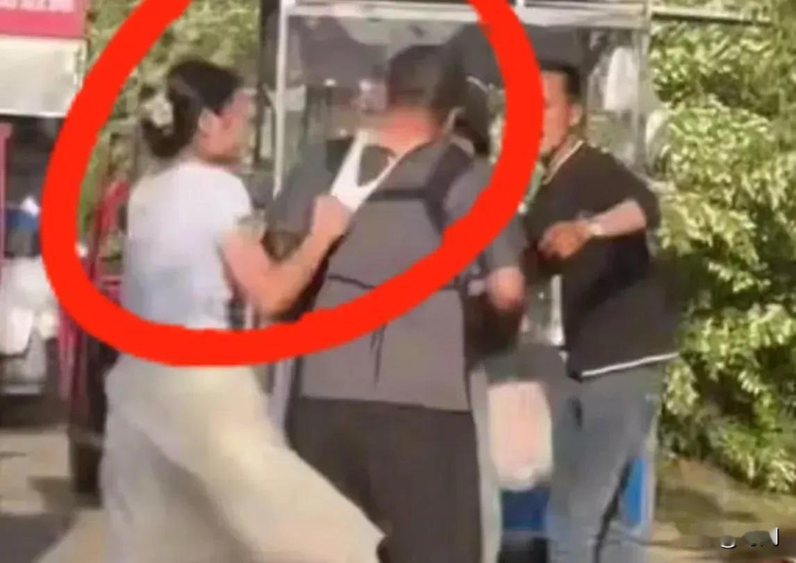 被女性内裤套头+火锅油泼身，男子终于招架不住直接倒地。这件传的沸沸扬扬的趣事发生