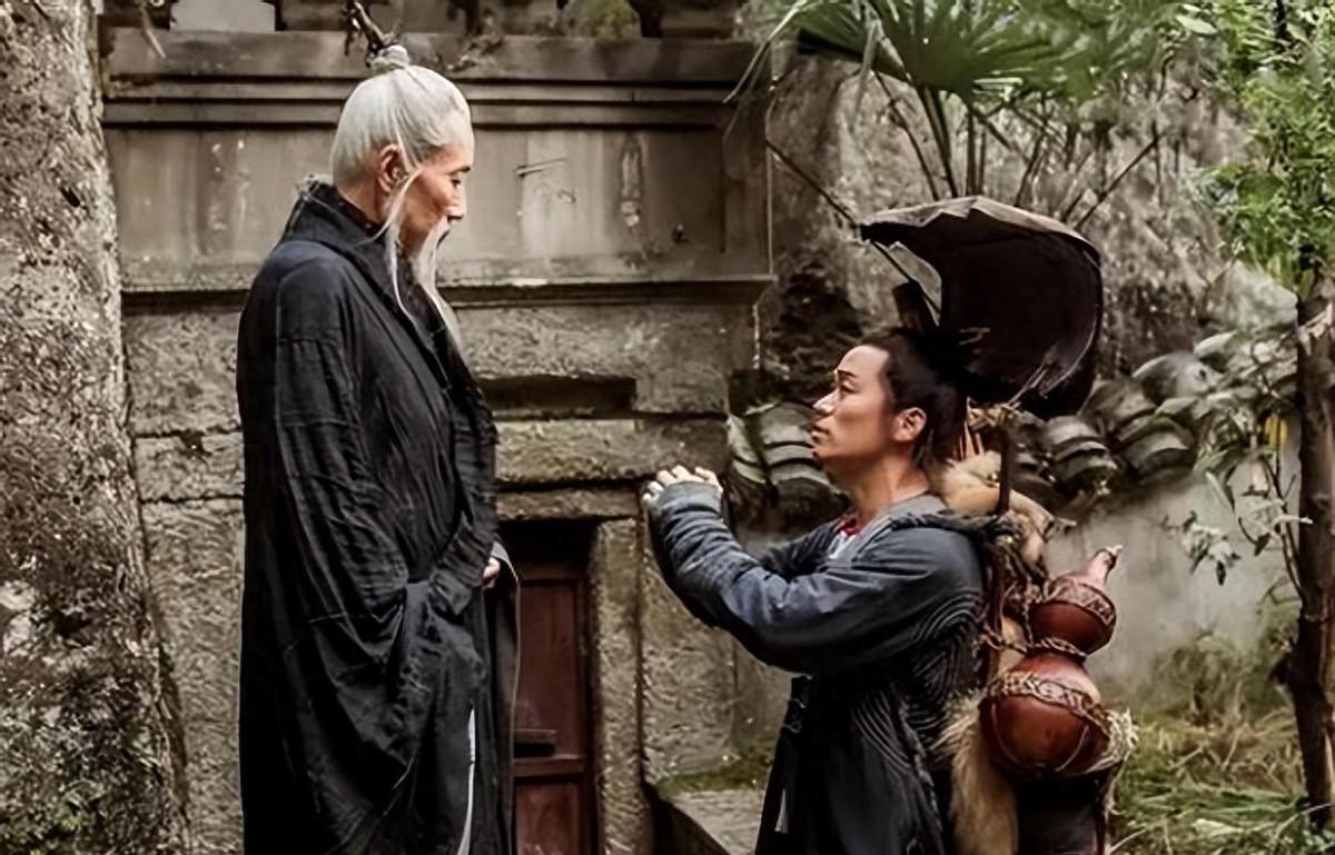 相士受邀到人家里看面相，刚踏进门就转身离开，只因这家人身份非同一般
979年正月