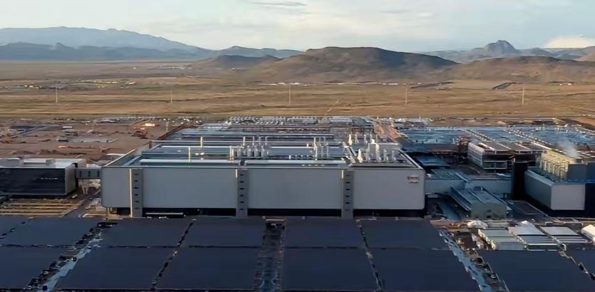 “尴尬了！”
特朗普万万想不到，自己绞尽脑汁从中国台湾地区“抢”来台积电，到最后