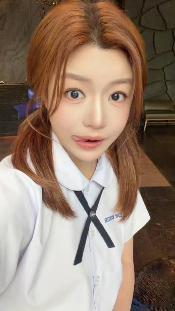 陈妍希今天是不二家希陈妍希泰式校服双马尾陈妍希解锁泰式校服新造型，搭配灵动双马尾