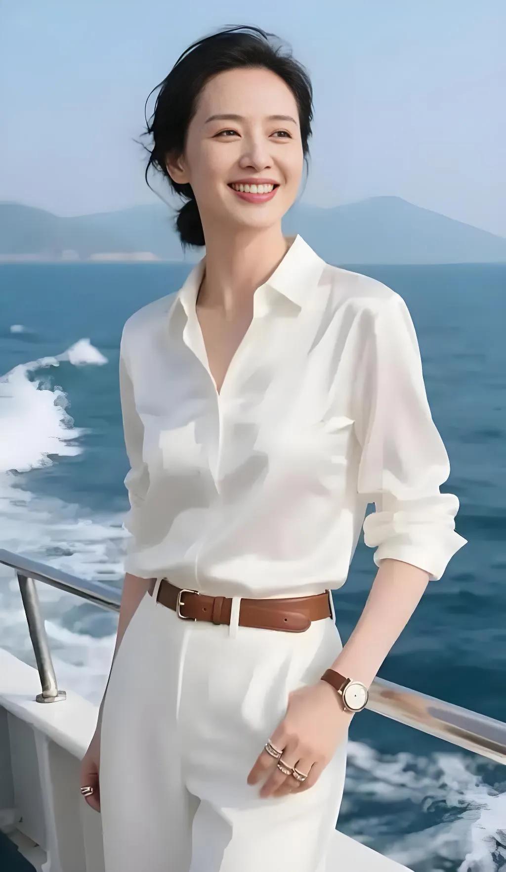 李思思夏日生活
褪去春晚舞台端庄模样，李思思的夏日日常满是松弛温柔。
闲暇时穿简