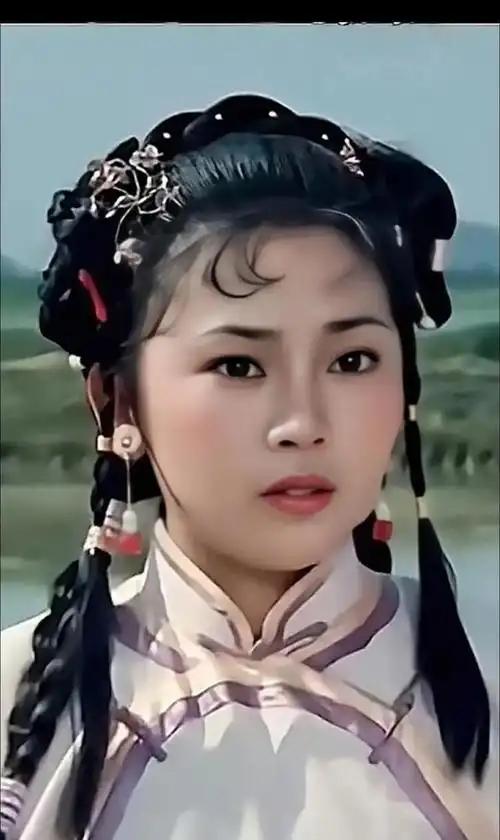 当年黄秋燕肯定很爱李连杰。两人又是一起练武长大的师姐师弟。黄秋燕很符合传统中国女