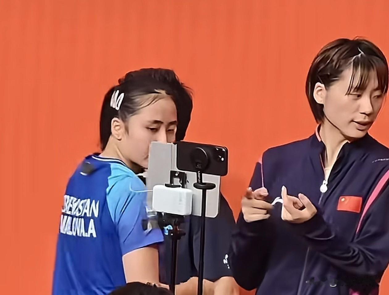 亚运会乒乓球女团赛场这一幕让人感慨，赛后国乒队员拿出手机支架，现场录像回看比赛画