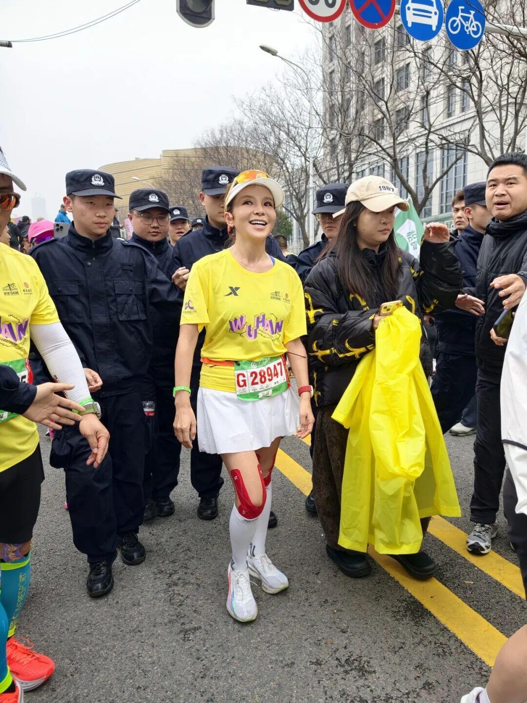 朱迅仅隔一周再跑马拉松朱迅八天连跑两场马拉松，刚跑完仁寿半马又现身汉马赛道，全程