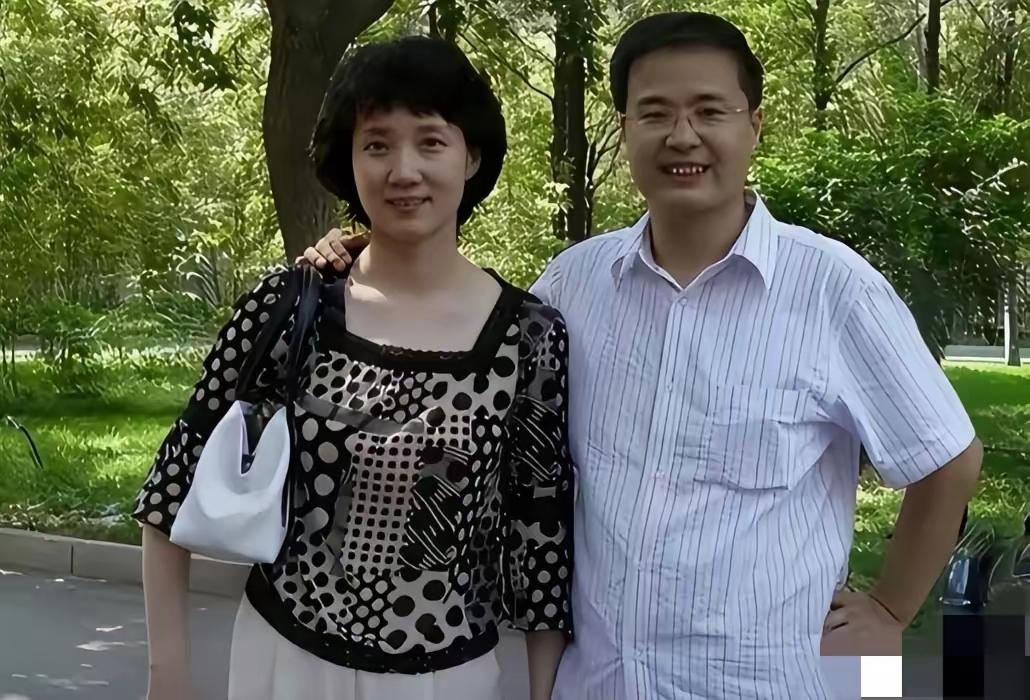 李修平与朋友合影照
她的短发造型很干练，很时髦，她的穿搭很朴素，她实在是太接地气