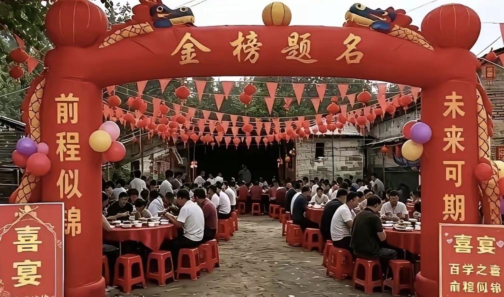 最近一个月是办升学宴的高峰期，有的孩子明明考上的是再普通不过的职业技术学校，但家