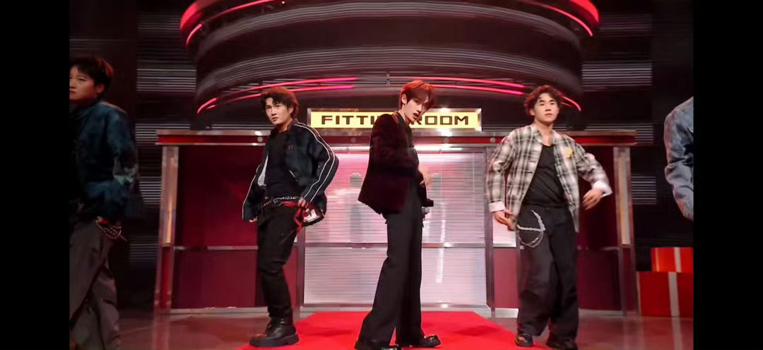 丁程鑫李雪琴合跳九妹 是谁还没看《九妹》的默契舞台表演啊，两个人配合真不错。你好