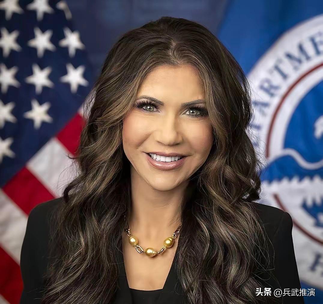 刚刚被特朗普解职的美国国土安全部部长克里斯蒂·诺姆今天发文说

这事真让人看不懂