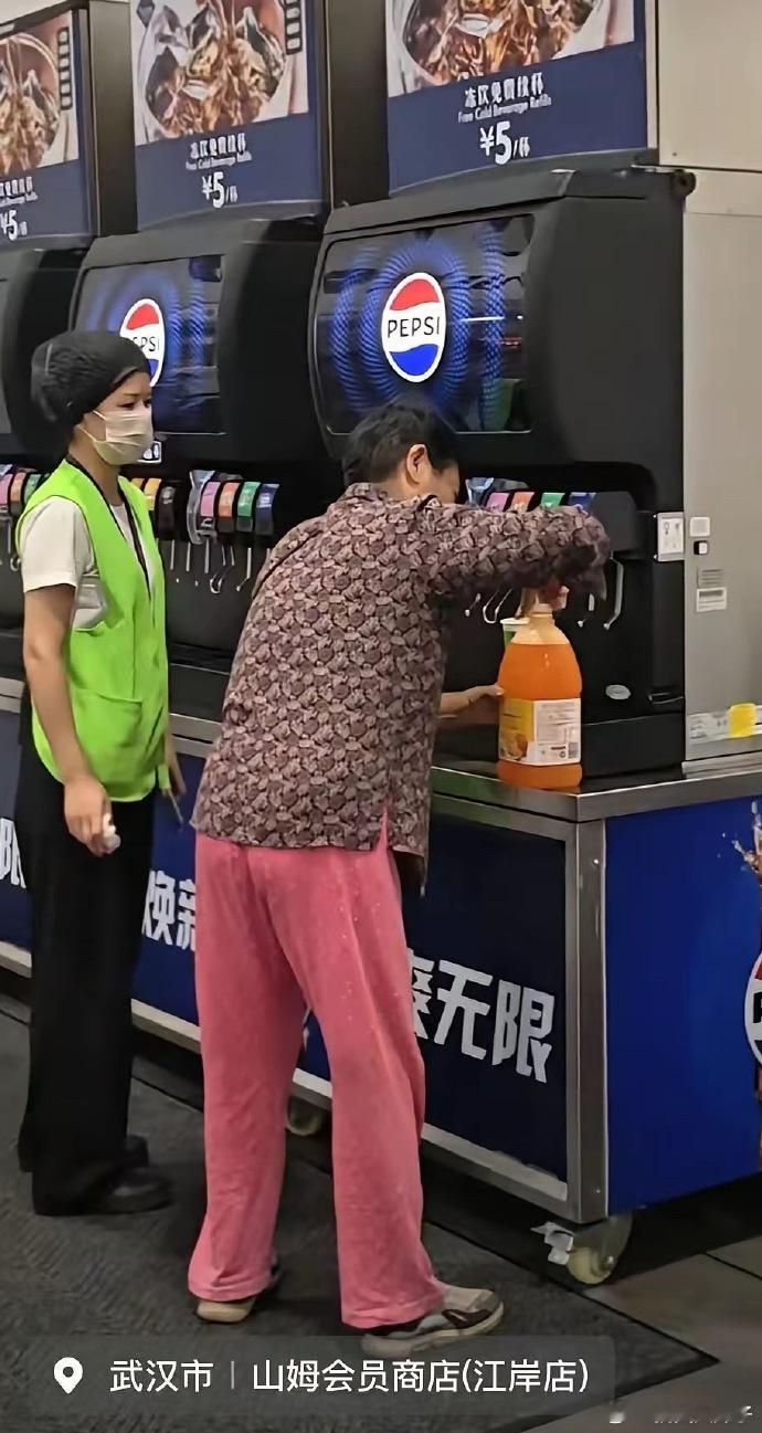 这并不是因为穷困，而是因为没有道德观念且无视任何规则的放纵私欲！ 