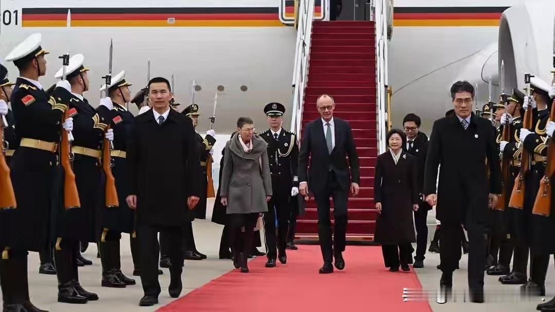 前段时间，特朗普又搞了场2026国情咨文，在台上扯着嗓子翻来覆去就喊一句话：我赢