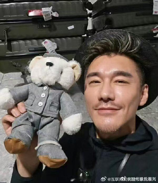 胡兵的秀场办到好六街 谁懂胡兵的魅力！一身白西装搭配黑衬衫，超模气场席卷整个好六