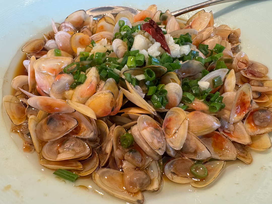 姚江静静地从宁波城区流过，与奉化江一起汇入甬江。当地的美食太赞了。盐水江白虾&葱