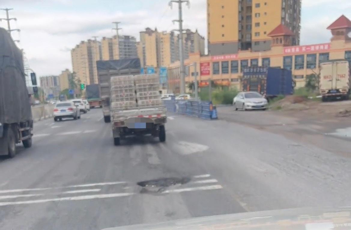 7月8日，网友反映：玉林容县某站周边道路上有路坑。路过注意安全哦！同城热点创作计