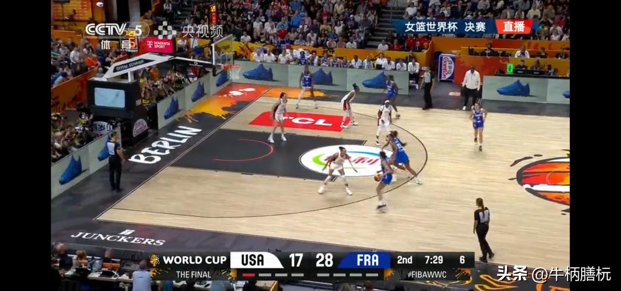 97：79，祝贺美国女篮喜提世界杯五连冠！法国队巴黎奥运会的决赛只输了1分，这次