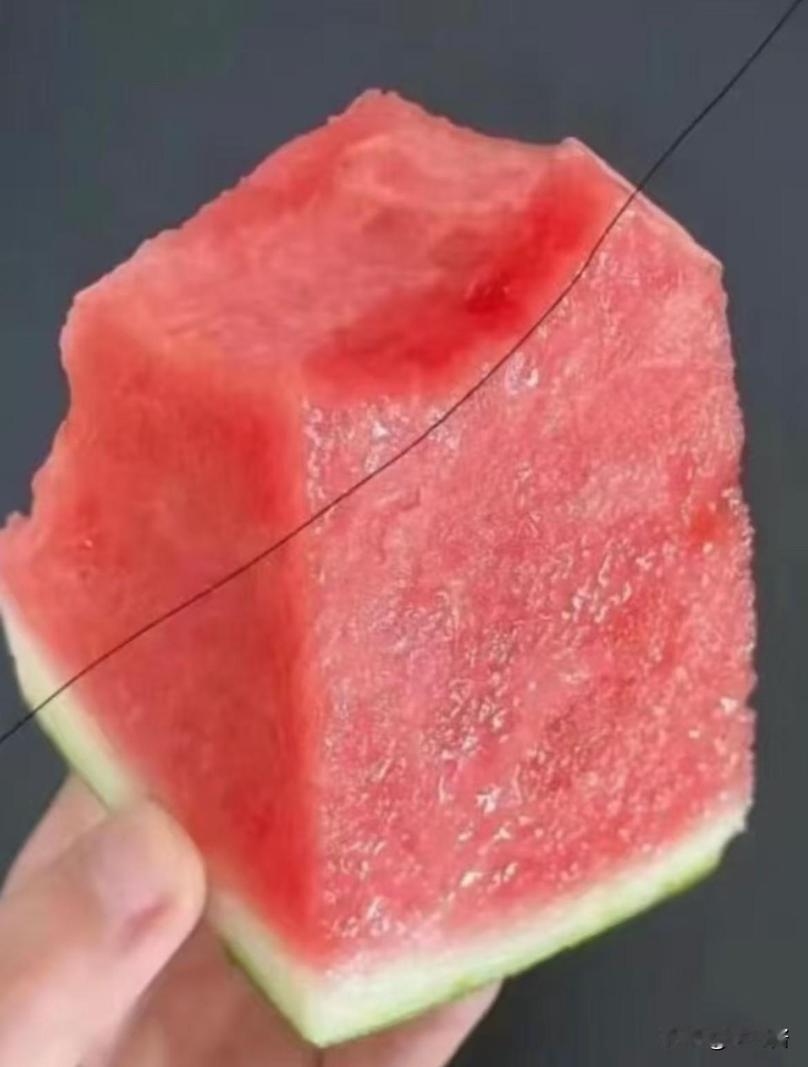 第一眼看到的是什么？
看到这张图片，你第一眼看到的是什么？