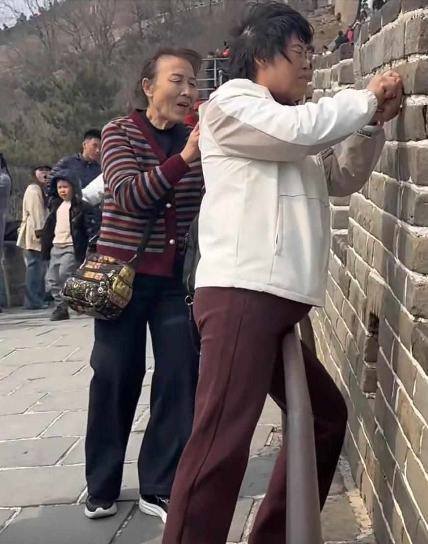 3月23日，北京八达岭长城上演不文明一幕。有网友拍到，两大妈在长城墙体上刻字留念