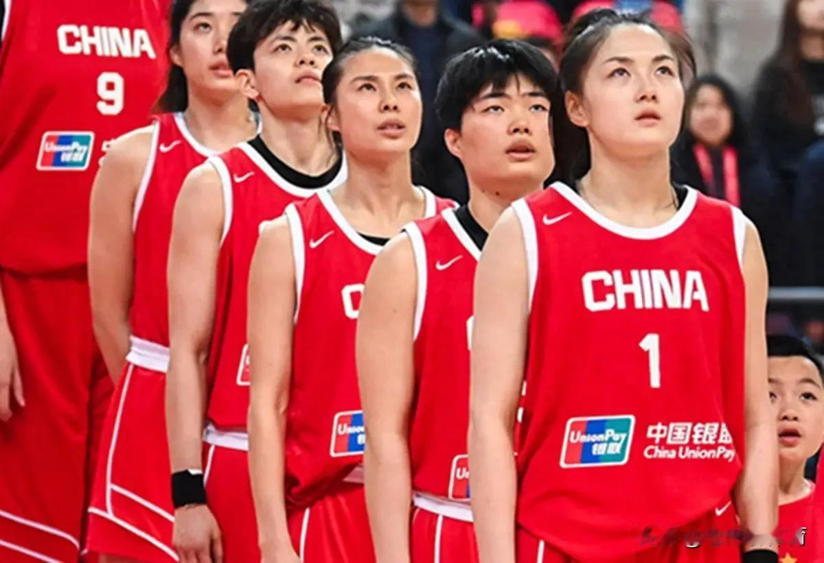 不是说要锻炼新人吗？两人年龄也只相差一岁呀！
本届女篮世预赛中，王思雨虽然入选了