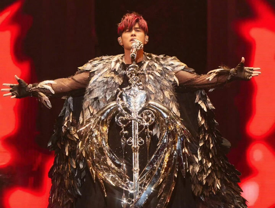 来周杰伦演唱会洗洗耳朵 连日看竞技类晚会表演多少有些审美疲劳，直到置身周杰伦演唱
