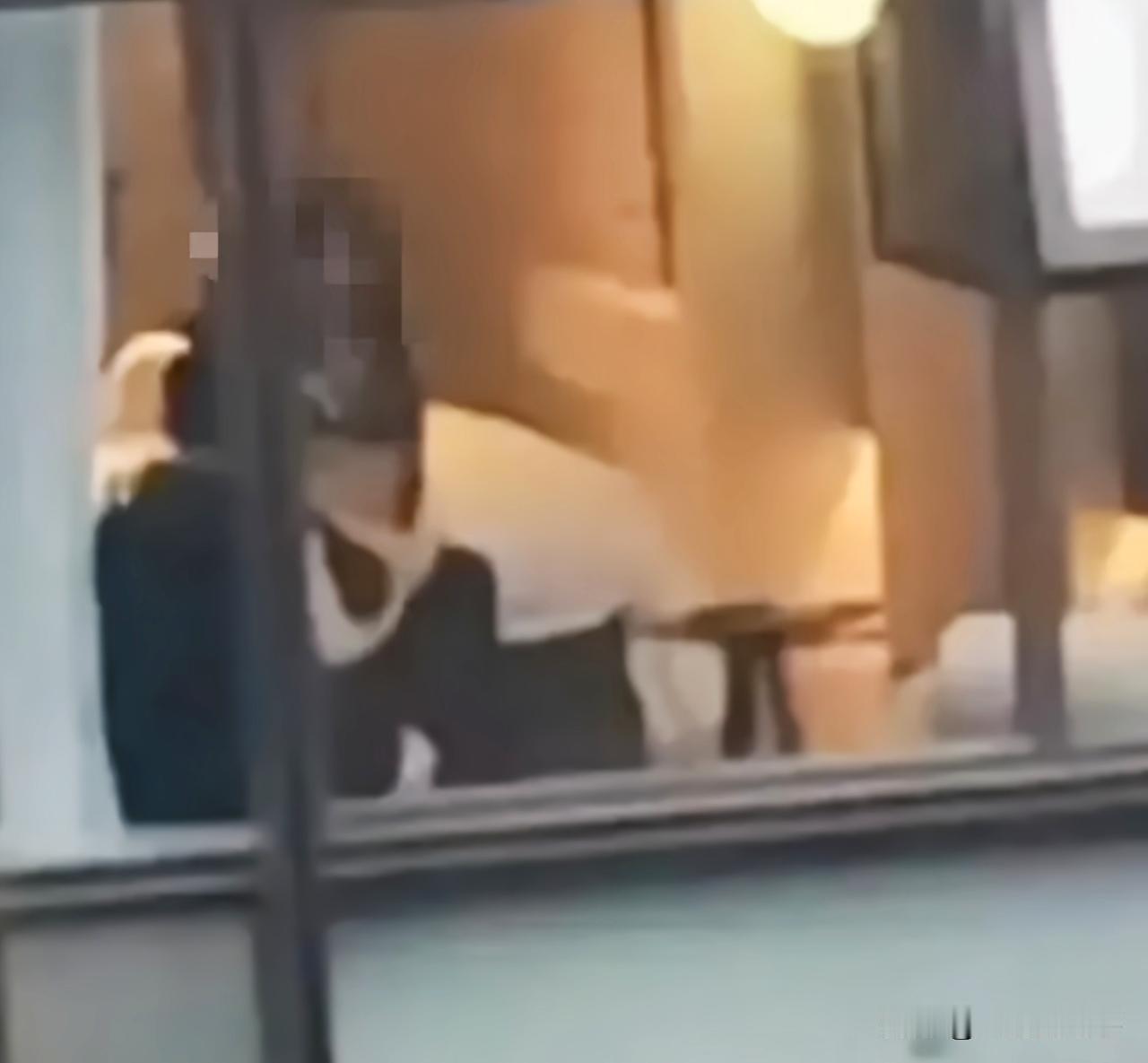 江苏南京，一对小情侣晚上到酒店开房，两人折腾累了抱着就睡了，次日早上女友还没醒，