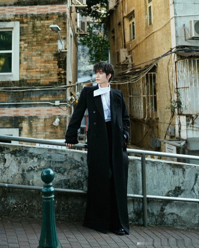 张颜齐星光大赏造型出图  张颜齐星光大赏出图  看到张颜齐星光大赏的造型，瞬间被