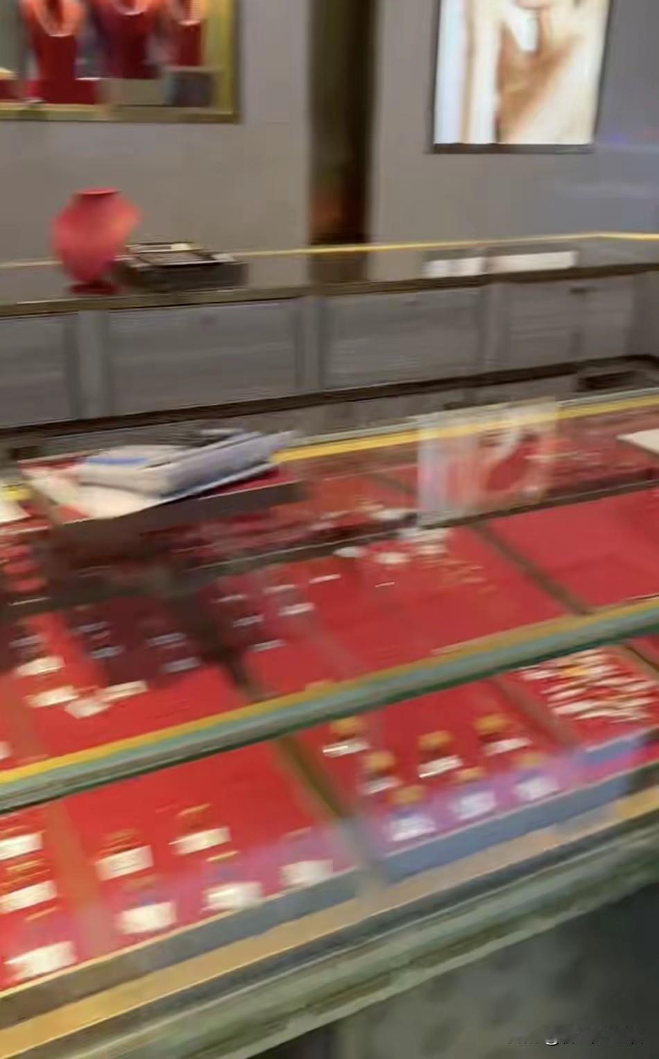 海南儋州这事儿可太让人震惊了！12月5日凌晨，儋州市白马井镇一家开了多年的金店被