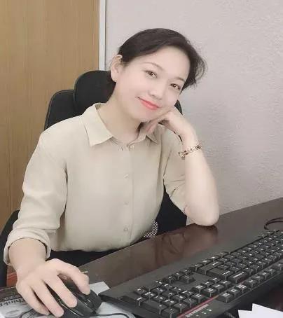 下午局里开完会，我喜欢的那个女领导竟然让我去她的办公室。
原因是这样的，五一放假