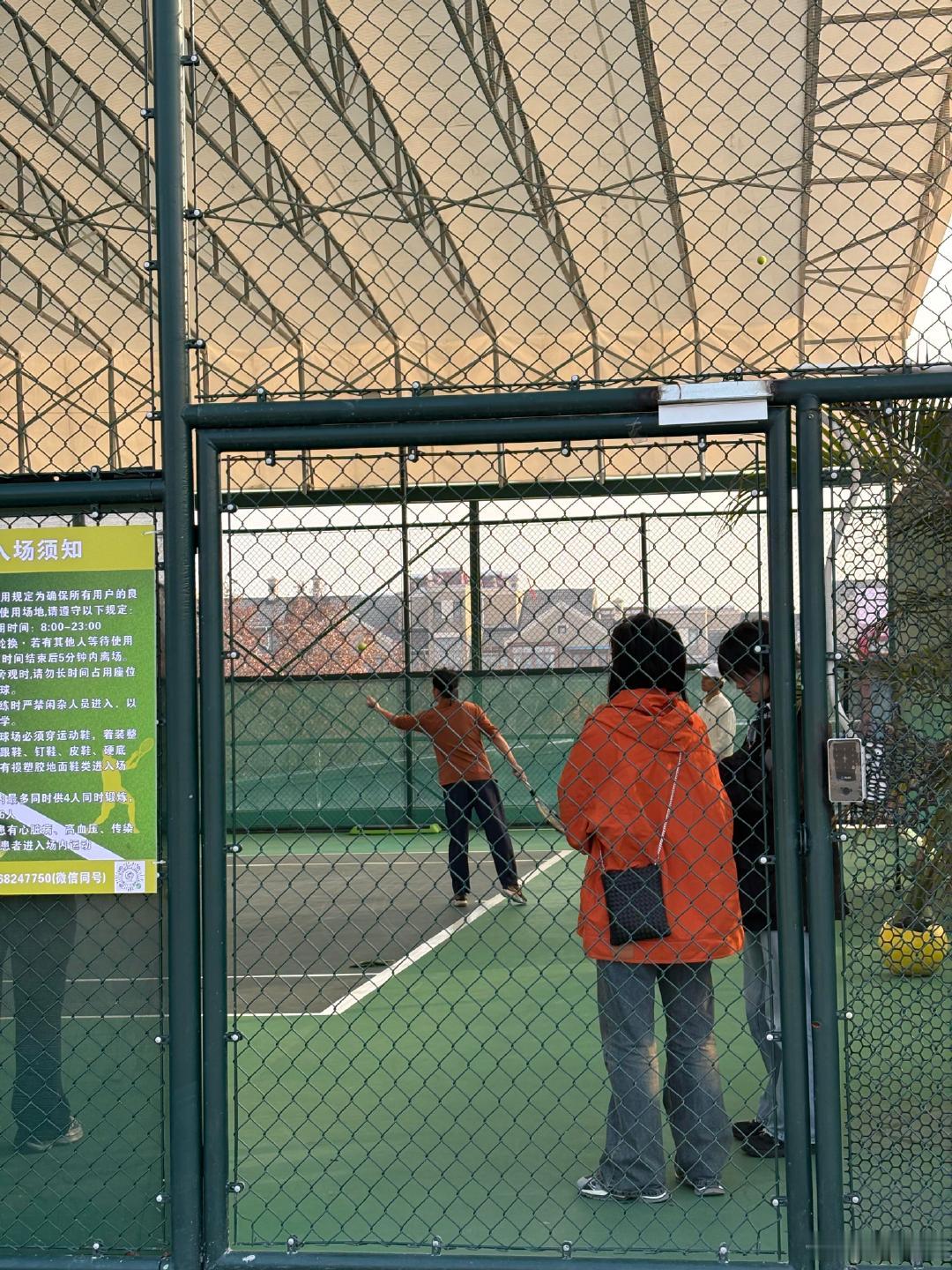 衢州偶遇郑恺打网球网友衢州偶遇郑恺打网球网友衢州偶遇郑恺打网球，前几天还在深圳，