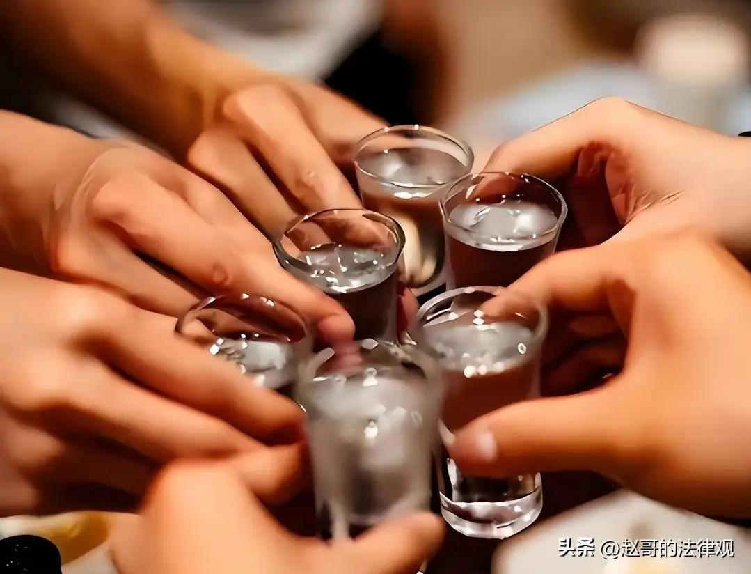 一顿酒，三个人生

四川宜宾，一顿聚餐散场，把三个人生送进了同一张判决书。江某某